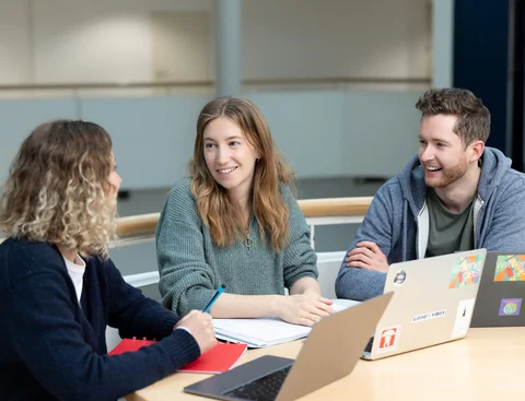 The training of early-career researchers is a particular priority at the faculty. (Photo: UW/H | Johannes Buldmann) A laptop is sitting on a table; the screen displays the words ‘Promotion and Habilitation’.