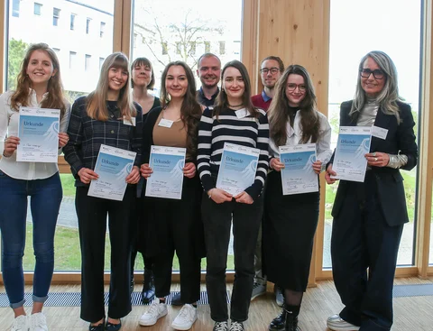 Students at UW/H receiving the Deutschlandstipendium (group photo with certificate).
