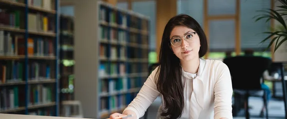 Eine Management Bachelor Studentin lernt in der Bibliothek