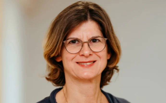 In der Bürgeruni spricht Prof. Dr. Renate Buschmann von der UW/H über Paula Modersohn-Becker und wie sie zum Leitbild in der feministischen Künstlerinnenbewegung wurde. (Foto: UW/H) Porträtbild von Prof. Dr. Renate Buschmann.