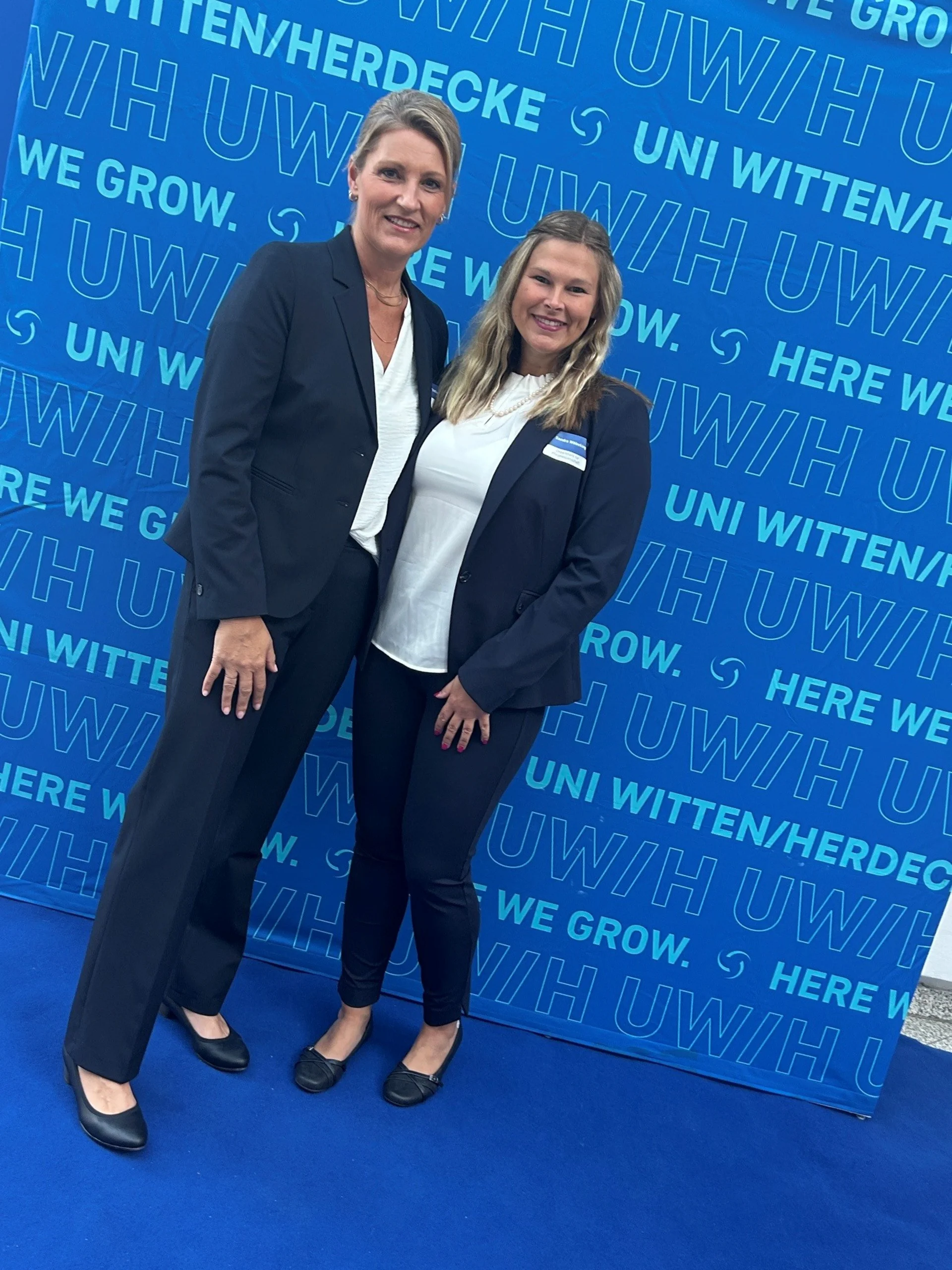 Stefanie Stober und Sandra Wöbeking (Foto: Kristin Schütz) Stefanie Stober und Sandra Wöbeking aus dem Team Plfegewissenschaft posieren für ein Foto