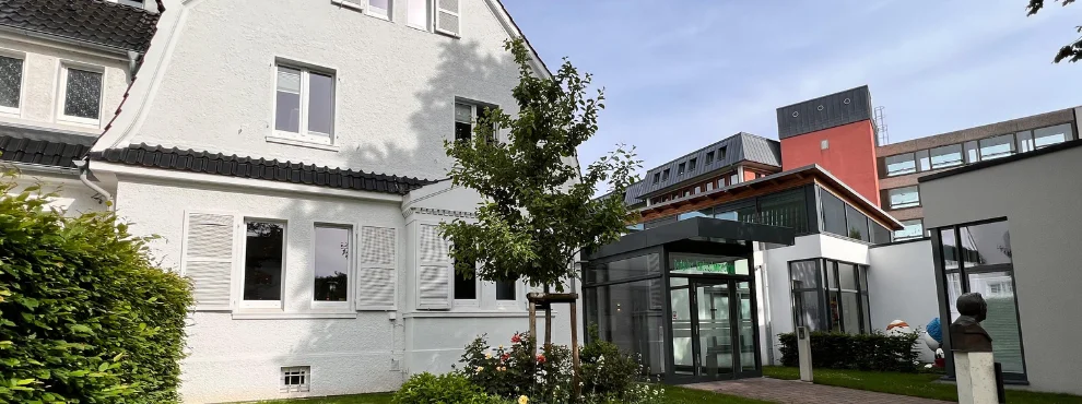 Man sieht die Frontalansicht des Deutschen Kinderschmerzzentrums Datteln. 