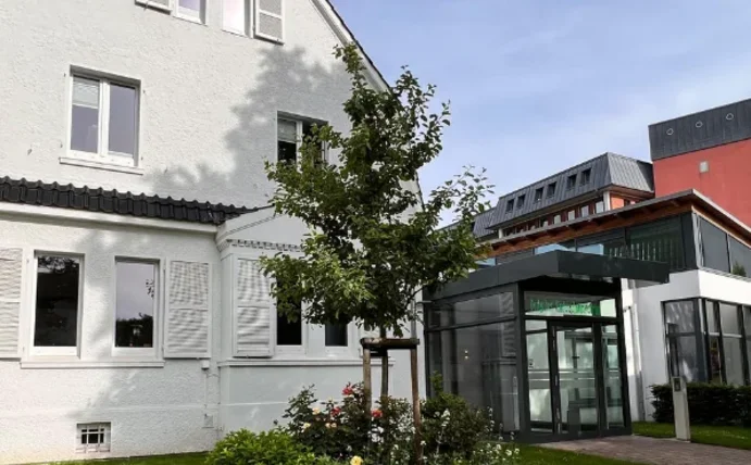 Man sieht die Frontalansicht des Deutschen Kinderschmerzzentrums Datteln. 