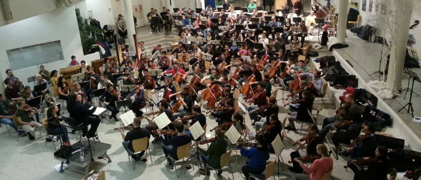 Aufnahme eines Orchesters aus der Vogelperspektive.