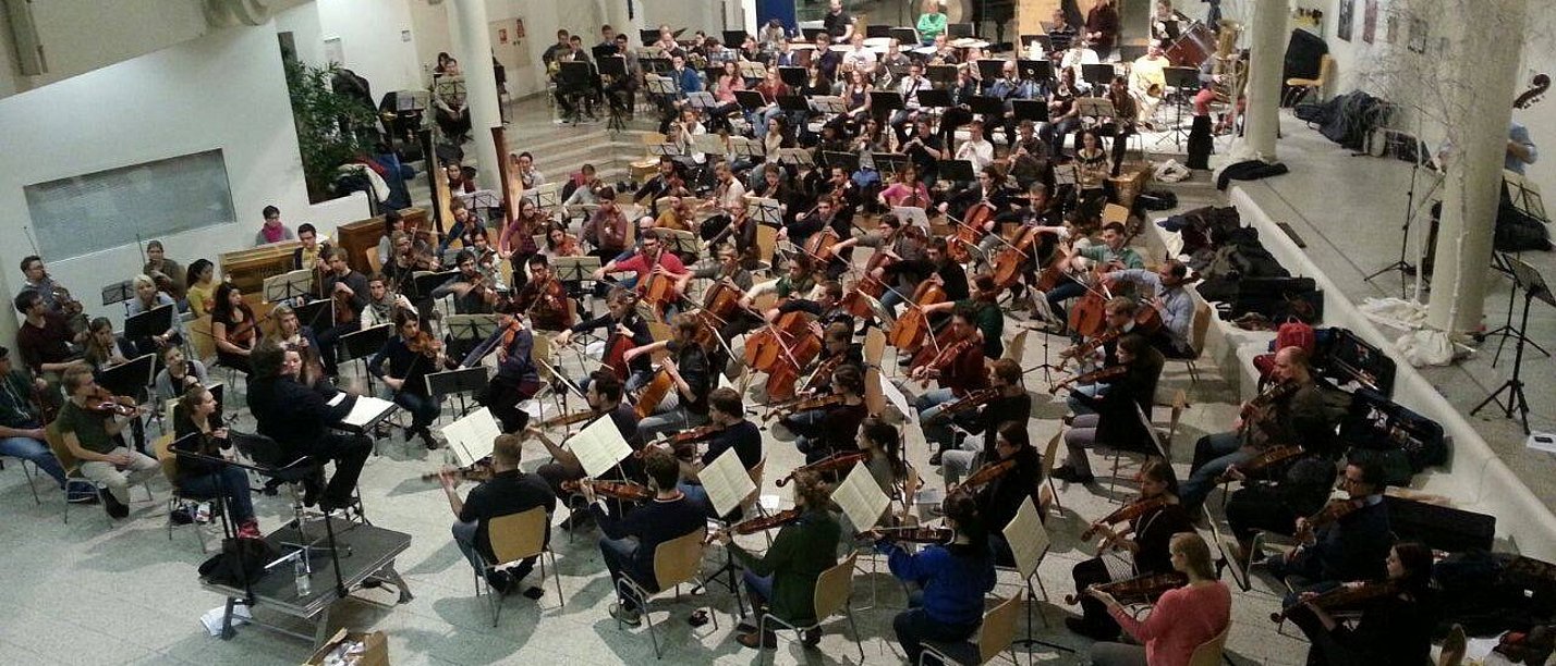 Konzert des jungen orchesters NRW (djo) unter der Leitung von Universitätsmusikdirektor Ingo Ernst Reihl. Aufnahme eines Orchesters aus der Vogelperspektive.