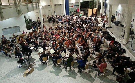 Aufnahme eines Orchesters aus der Vogelperspektive.
