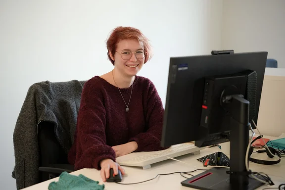 An apprenticeship in office management at UW/H offers many opportunities. (Photo: UW/H) A young woman sitting at a computer workstation.