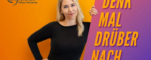 UW/H Wissenschaftspodcast: Denk mal drüber nach. (Foto: UW/H) Podcast-Cover mit dem Titel "Denk mal drüber nach." und einer abgebildeten Person vor einem farbigen Hintergrund.