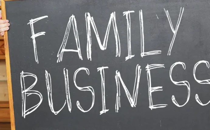 Man sieht eine Tafel mit der Aufschrift "Family Business".