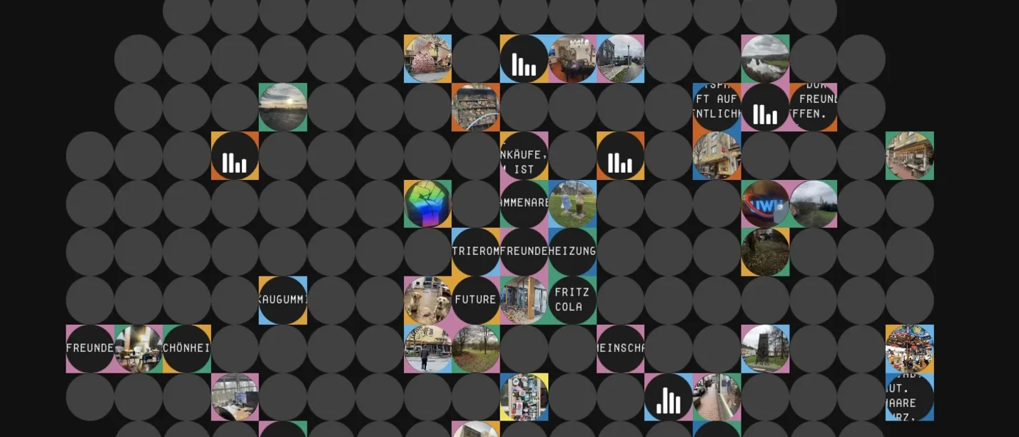 Die Ausstellung zeigt Ergebnisse zweier Stufu-Seminare (Grafik: UW/H I Philip Pearce). Auf dunklem Hintergrund sind viele graue Kreisen zu sehen. In einige der Kreise sind kleine runde Fotos und farbige Icons eingebettet, die Orte, Gebäude, Veranstaltungen, Naturmotive, etc. zeigen. Die Anordnung wirkt wie ein Mosaik.