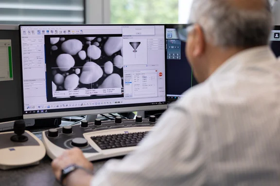 Die Forschenden der UW/H entwerfen Lösungen für gesundheitliche, wirtschaftliche und gesellschaftliche Herausforderungen. (Foto: UW/H | Michael Schwettmann) Blick über die Schulter eines Mannes, der sich Forschungdaten an einem Bildschirm anschaut.
