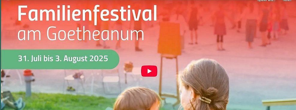 Roter Hintergrund mit Schrift, im Vordergrund sind die Köpfe von zwei kleinen Kindern von hinten zu sehen
