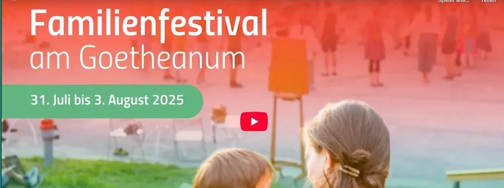 Roter Hintergrund mit Schrift, im Vordergrund sind die Köpfe von zwei kleinen Kindern von hinten zu sehen