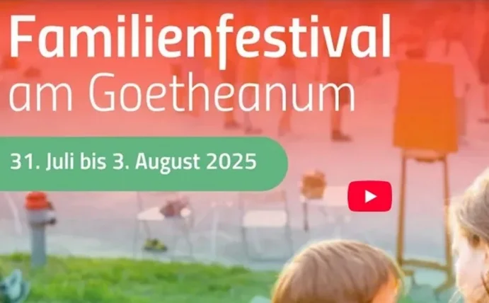 Roter Hintergrund mit Schrift, im Vordergrund sind die Köpfe von zwei kleinen Kindern von hinten zu sehen