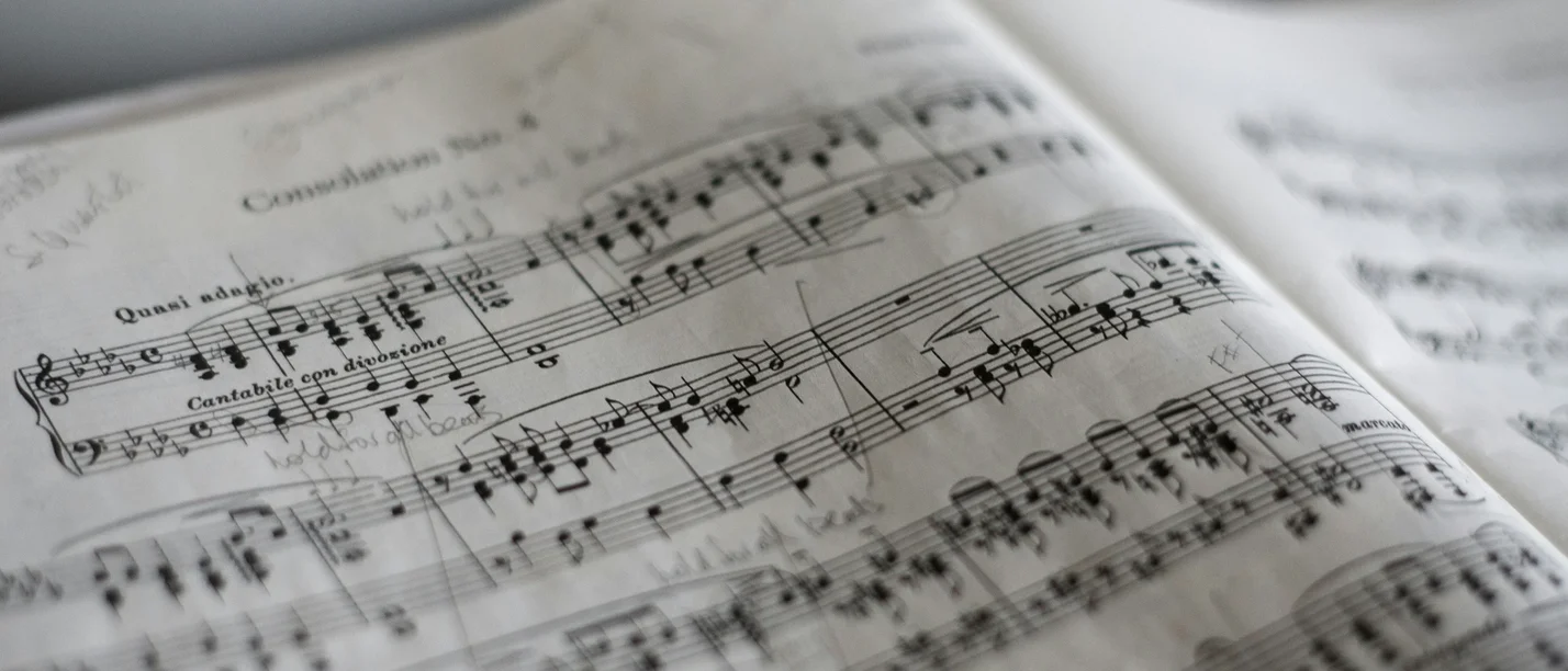 Ein Abend über Clara Schumann (Foto: unsplash | Marius Masalar) Notenblatt