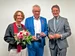 Der frisch ernannte Ordensträger Boris Zernikow mit Ehefrau Jutta Ossenbrügger und Regierungspräsident Andreas Bothe. (Foto: Meike Haberstock) Prof. Dr. Boris Zernikow steht in der Mitte zwischen seiner Ehefrau und dem Regierungspräsident Andreas Bothe.