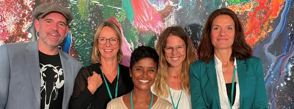 Fünf Personen lächeln in die Kamera.