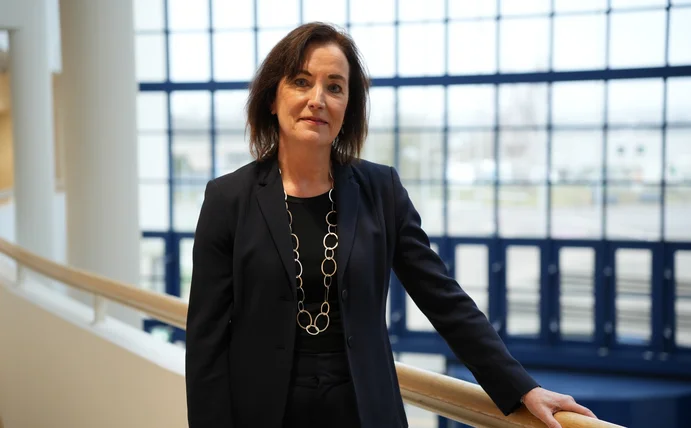 Portraitfoto von Sonja Leidemann an der Uni Witten/Herdecke