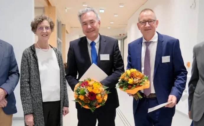 Fünf Personen lächeln in die Kamera.