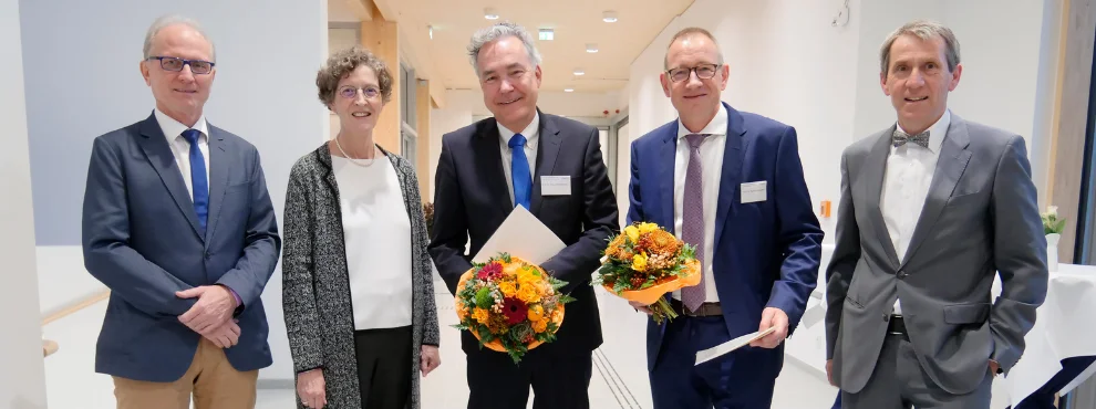 Fünf Personen lächeln in die Kamera.