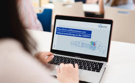 The online taster seminars are specially designed for prospective students and offer practical insights into courses in the fields of economics, politics, law, philosophy, psychology and society. (Photo: UW/H) Screen of a laptop that reads "Herzlich willkommen zur Infoveranstaltung an der UW/H"