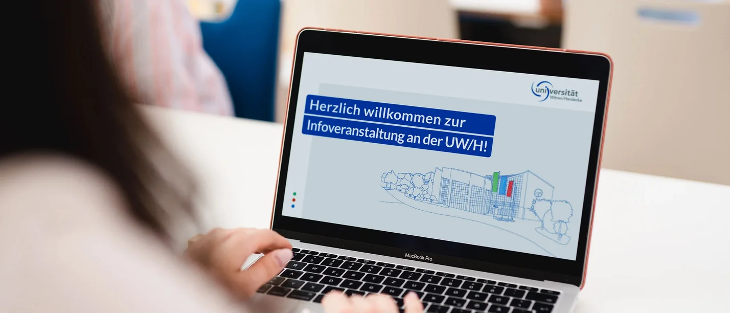 Die Online-Schnupperseminare sind speziell für Studieninteressierte konzipiert und bieten praxisnahe Einblicke in die Lehrveranstaltungen der Fachbereiche Wirtschaft, Politik, Recht, Philosophie, Psychologie oder Gesellschaft. (Foto: UW/H) Screen eines Laptops, auf dem "Herzlich willkommen zur Infoveranstaltung an der UW/H" zu lesen ist