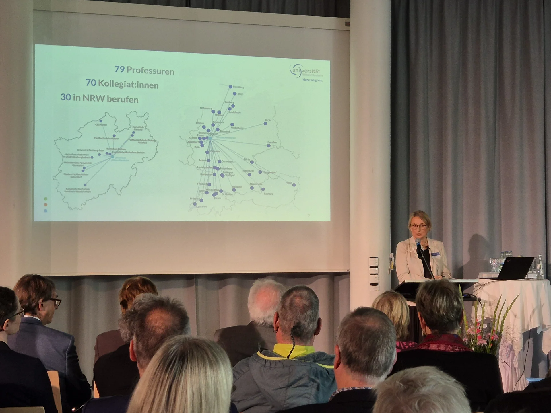 Margareta Halek Präsentation (Foto: Kristin Schütz) Margareta Halek hält eine Präsentation im Audimax