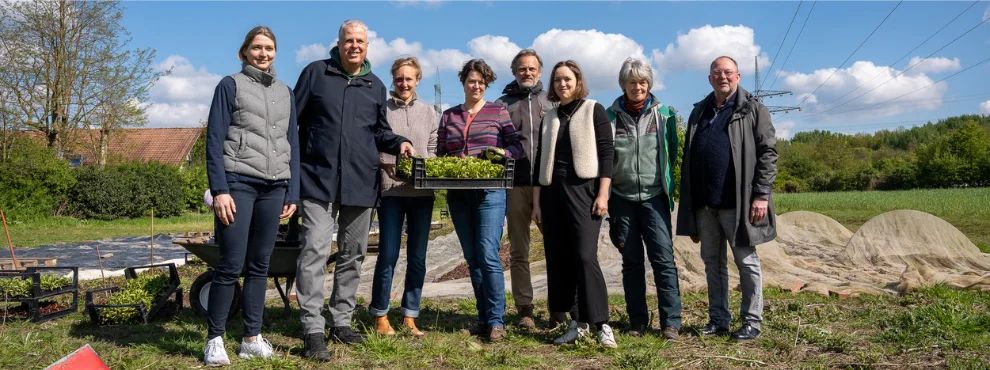 Viele Menschen auf dem Acker.