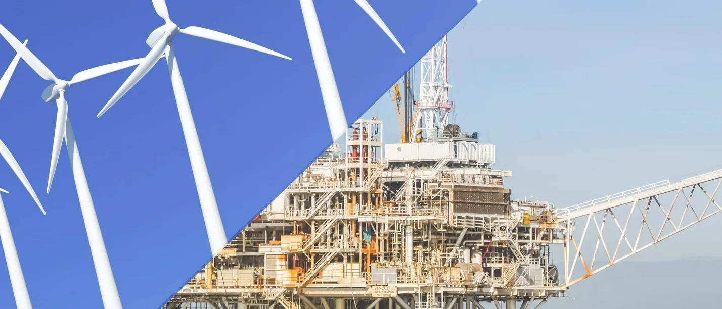 Collage aus zwei Fotos mit Windrädern und einer Bohrinsel.