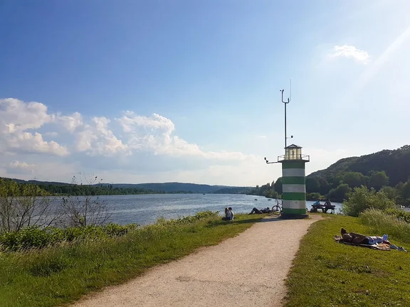 Kemnader Reservoir in Witten (Photo: Private) A photo of a lakeside walk with a view of a small lighthouse.