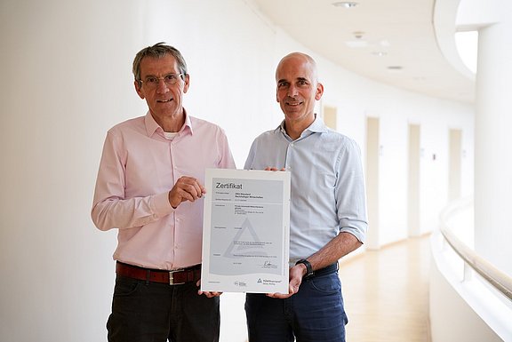 UW/H-Präsident Prof. Dr. Martin Butzlaff und Dr. Dirk Jakobs, Vizepräsident für Organisationsentwicklung, nehmen das Zertifikat entgegen. Foto: UW/H