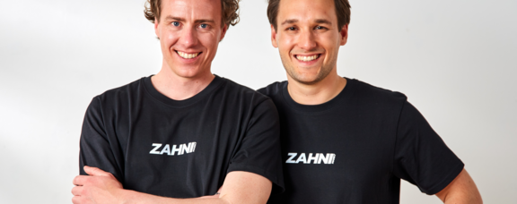 Die beiden Gründer von Zahnimarkt: Dr. Justus Lohaus und Niels Fock (Foto: Zahnimarkt) Portrait von zwei Männern.