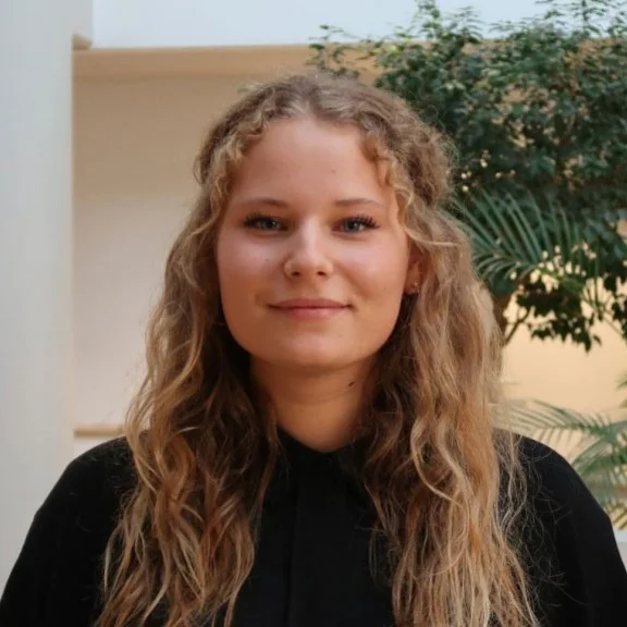 Franziska Knubel | Studentin PPÖ – Philosophie, Politik und Ökonomik (B. A.) (Foto: privat) Porträt einer Frau