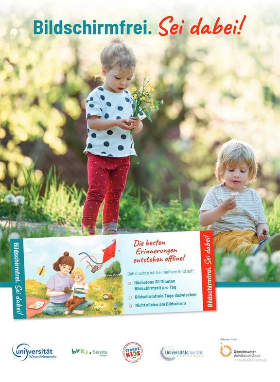 Zwei spielende Kinder auf einer Wiese