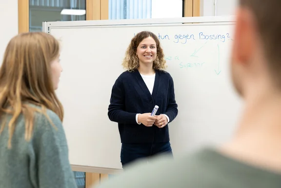 Eine Studentin spricht im Seminar im Studienmodell Bachelor of Choice an der UW/H.