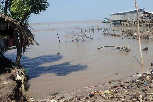 Durch Küstenerosion gefährdete Bebauungen an der Südwestküste des Mekong-Deltas, Vietnam. Foto: W. G. Otero