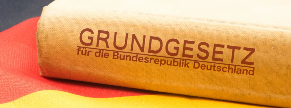 Ein Buch liegt seitlich auf einer Deutschlandflagge.