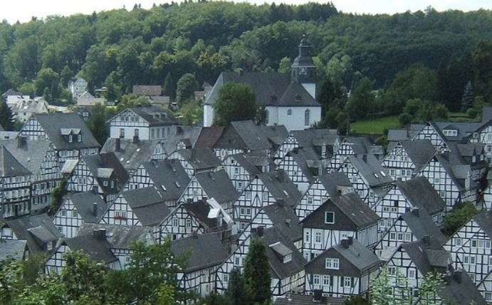 Viele alte Fachwerkhäuser von oben fotografiert