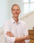 Porträtfoto von Dr. Timm Schreiber