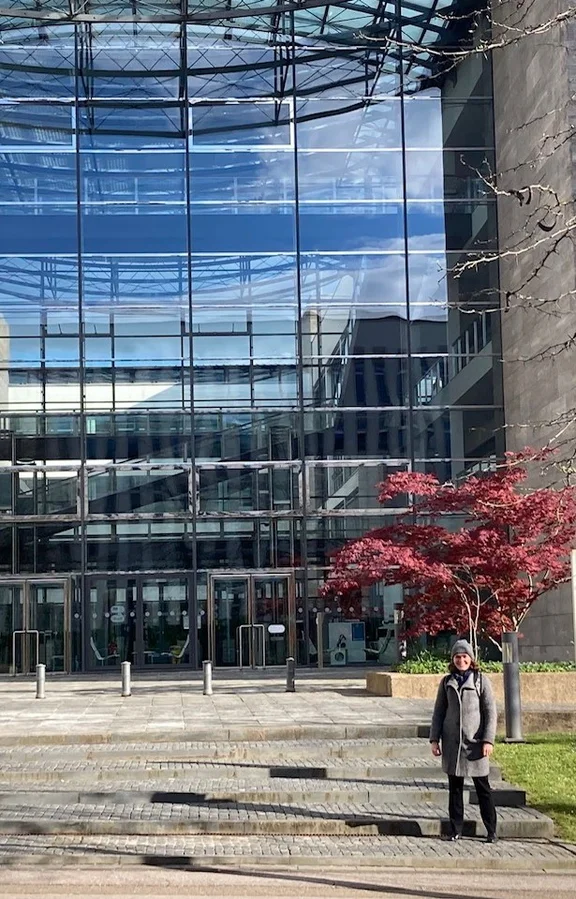 Bild von Marla vor der Europäischen Investitionsbank