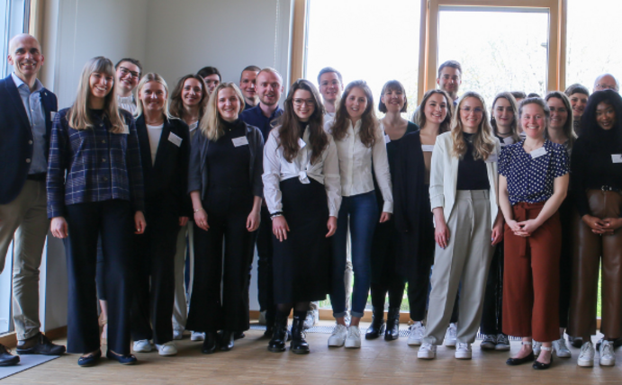 Die Deutschlandstipendiat:innen und ihre Förderinnen und Förderer beim Dialog in der Uni Witten/Herdecke. (Foto: UW/H) Gruppenbild