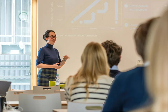 We bring real-world experience into the seminar room (Photo: UW/H) A photo of a speaker addressing seminar participants.