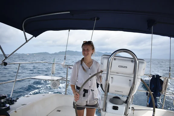 Friederike Hedley auf einem Segelboot