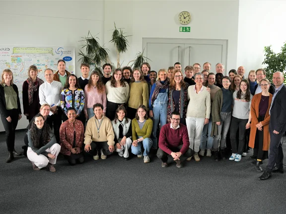 Gruppenbild in einem Seminarraum.