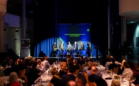 Symbolbild der Hohensteiner Tafelrunde 2024