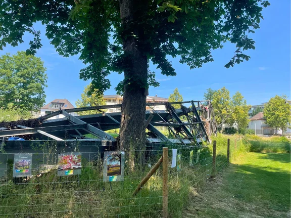 Eindrücke aus dem Ahrtal (Foto: UW/H I Angela John, Lea von Dömming) Ein zerstörtes Haus auf einer Wiese im Ahrtal