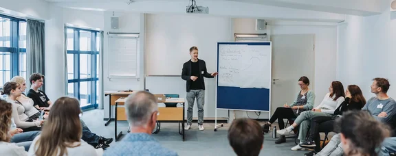 Teilnehmer an einem Lehrgang des Professional Campus im Seminarraum.