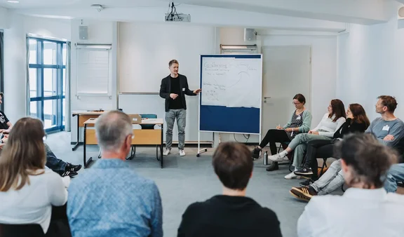 Teilnehmer an einem Lehrgang des Professional Campus im Seminarraum.
