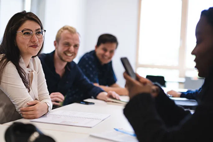 Der Lernflur für Gruppenarbeit (Foto: UW/H | Johannes Buldmann) Eine Gruppe Studierende sitzt im Lernflur bei der Gruppenarbeit.