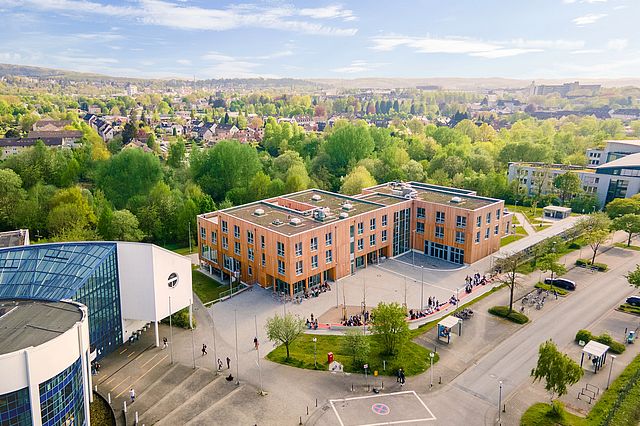 Absolventinnen und Absolventen der Uni Witten/Herdecke bewerten ihre Alma Mater seit Jahren durchweg positiv. (Foto UW/H | Johannes Buldmann)
